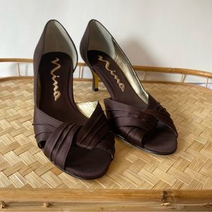 👠Nina Brown Women’s Chocolate Satin Formal Peep-Toed Kitten Heels Size 7.5